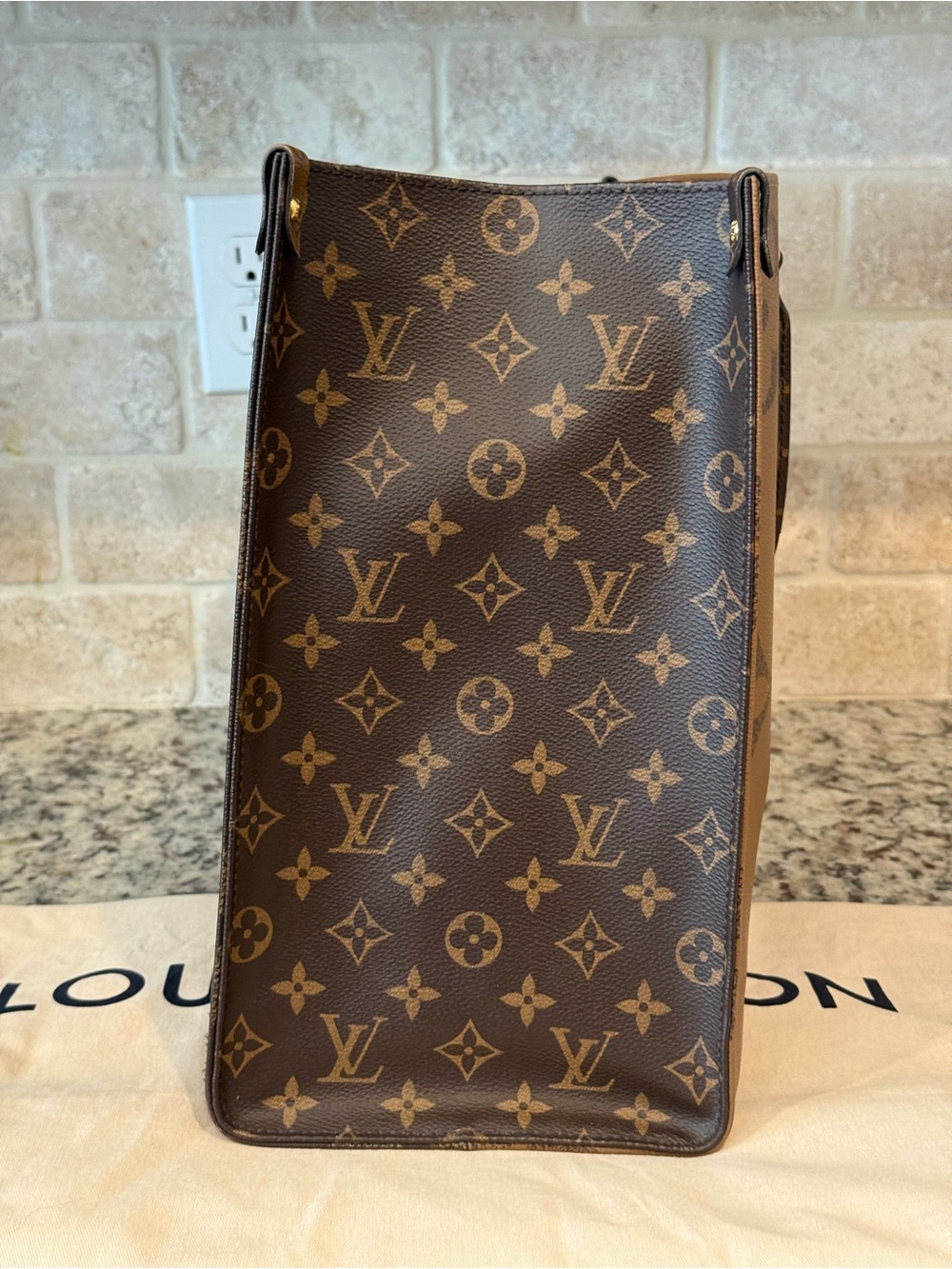 Louis Vuitton Monogram Giant Onthego Tote in Brown with Red Interior - Picture 4 of 16